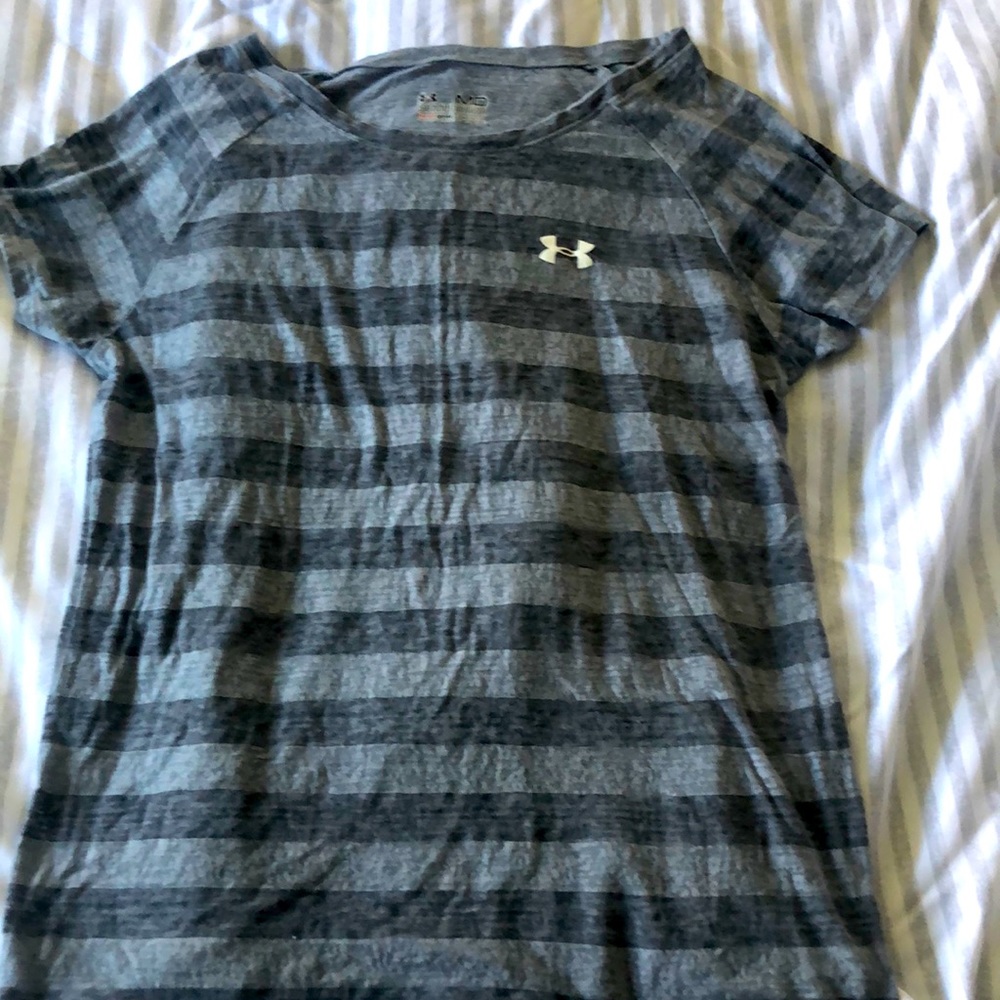 Women’s Under Armour heat gear top. Size medium.